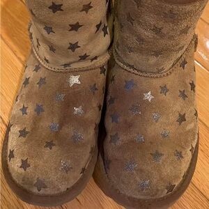 Ugg chestnut boots w stars girls size 2
